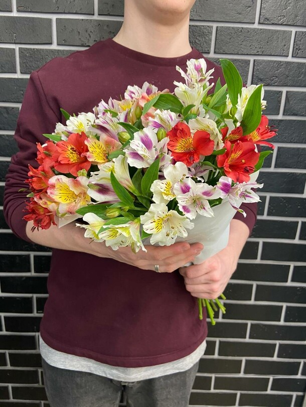 Букет из 11 альстромерий микс, артикул F1248386 - 2189 рублей, доставка по городу. Flawery - доставка цветов