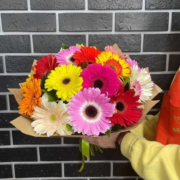 Букет из 17 гербер микс, артикул F1248401 - 3690 рублей, доставка по городу. Flawery - доставка цветов