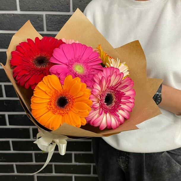 Букет из 7 гербер микс в крафте, артикул F1248417 - 1790 рублей, доставка по городу. Flawery - доставка цветов
