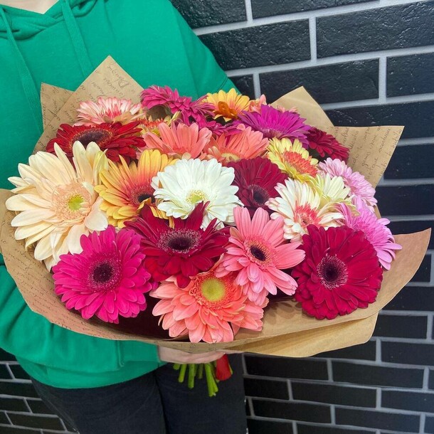 Букет из 25 гербер микс в крафте, артикул F1248480 - 4990 рублей, доставка по городу. Flawery - доставка цветов