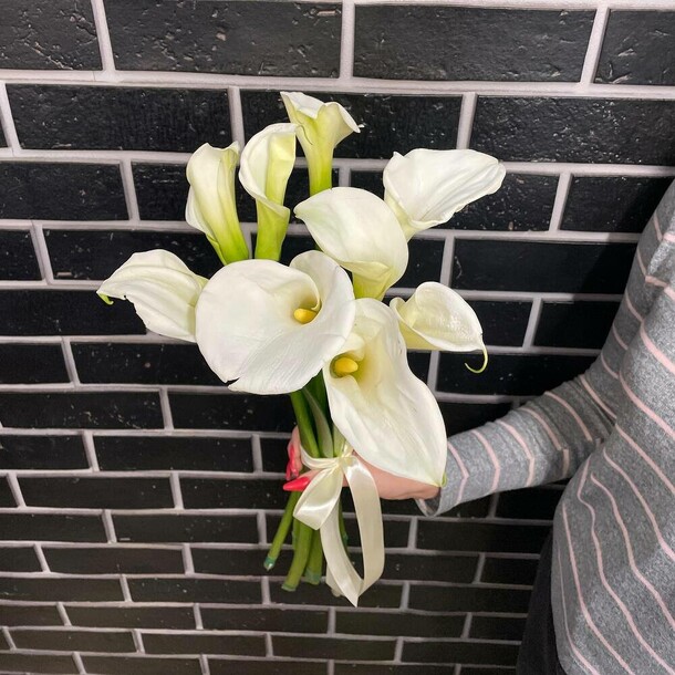 Букет из 9 белых калл, артикул F1373137 - 4990 рублей, доставка по городу. Flawery - доставка цветов