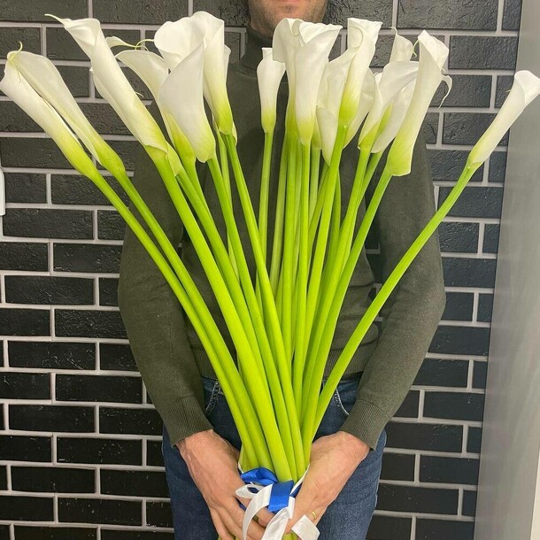 Букет из 25 калл, артикул F1373145 - 12490 рублей, доставка по городу. Flawery - доставка цветов