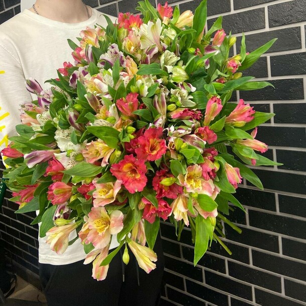 Букет из 35 альстромерий микс под ленту, артикул F1373149 - 4611 рублей, доставка по городу. Flawery - доставка цветов