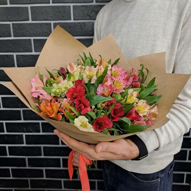 Букет из 19 альстромерий микс в крафте, артикул F1373151 - 2739 рублей, доставка по городу. Flawery - доставка цветов