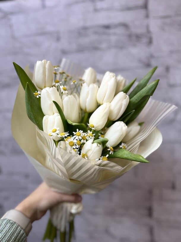 Белые тюльпаны с ромашками, артикул F1260888 - 4290 рублей, доставка по городу. Flawery - доставка цветов