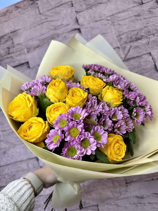 Весенний букет - желтые розы и сантини, артикул F1261144 - 3850 рублей, доставка по городу. Flawery - доставка цветов