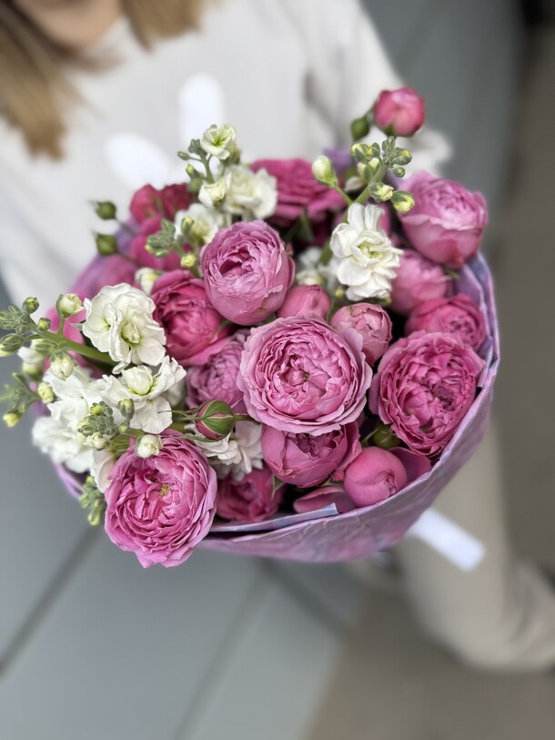 Пионовидные розы и матиолла, артикул F1373060 - 5450 рублей, доставка по городу. Flawery - доставка цветов