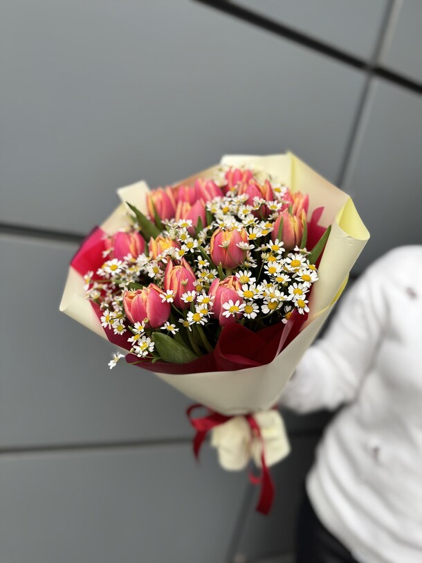 Тюльпаны пионовидные и ароматные ромашки, артикул F1375422 - 5350 рублей, доставка по городу. Flawery - доставка цветов