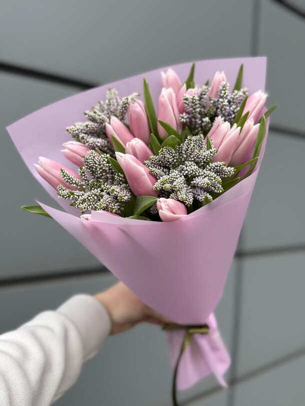 Розовые тюльпаны и экзотическая вероника, артикул F1379903 - 4750 рублей, доставка по городу. Flawery - доставка цветов