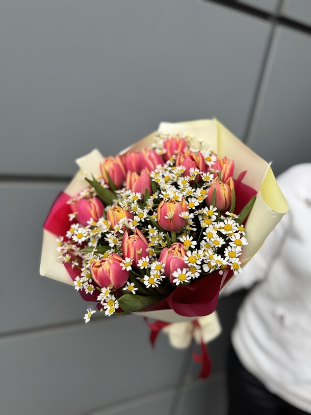 Тюльпаны пионовидные и ароматные ромашки, артикул F1379940 - 5350 рублей, доставка по городу. Flawery - доставка цветов