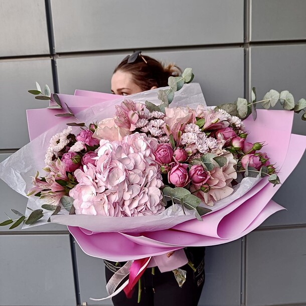 Премиум букет с гортензией и розами, артикул F1379981 - 10250 рублей, доставка по городу. Flawery - доставка цветов