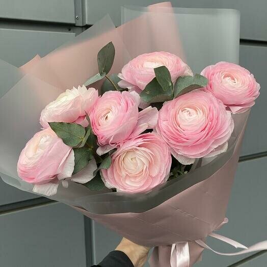 Ранункулюсы и эвкалипт в стильном оформлении, артикул F1398014 - 7950 рублей, доставка по городу. Flawery - доставка цветов