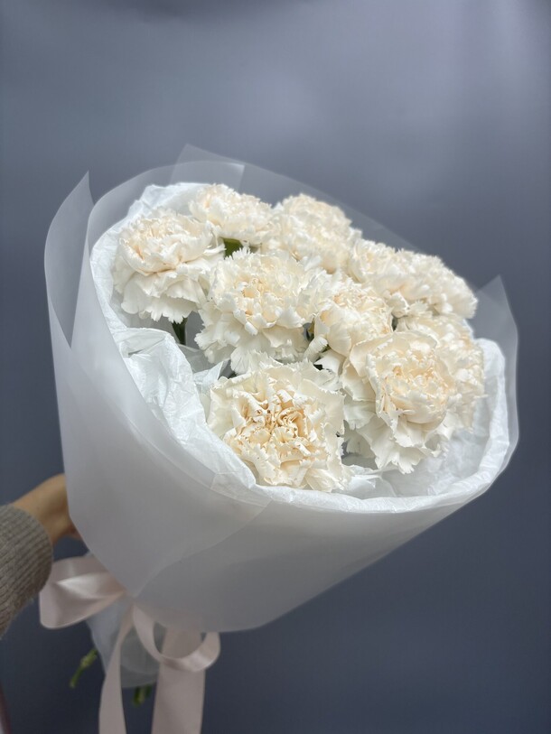 Букет из кремовых гвоздик, артикул F1333370 - 3150 рублей, доставка по городу. Flawery - доставка цветов