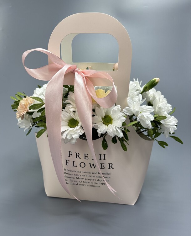 Хризантема ромашковая в стильной сумочке, артикул F1346573 - 2890 рублей, доставка по городу. Flawery - доставка цветов