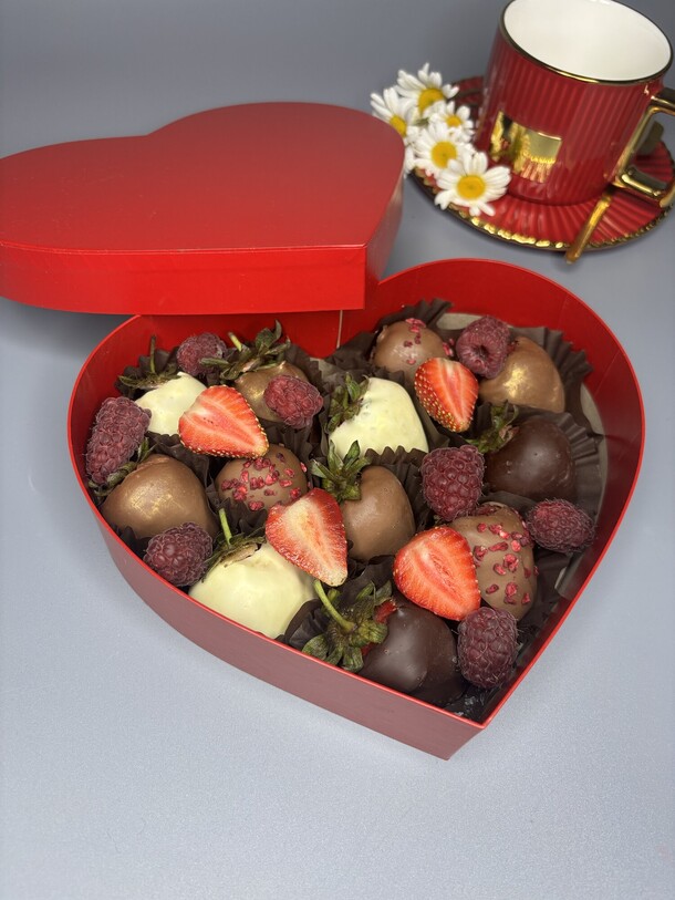 Клубника в шоколаде в коробке сердце, артикул F1434034 - 4200 рублей, доставка по городу. Flawery - доставка цветов
