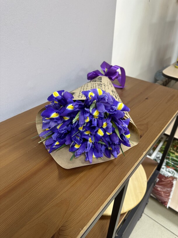 Букет ирисов 13 штук, артикул F1250952 - 2700 рублей, доставка по городу. Flawery - доставка цветов