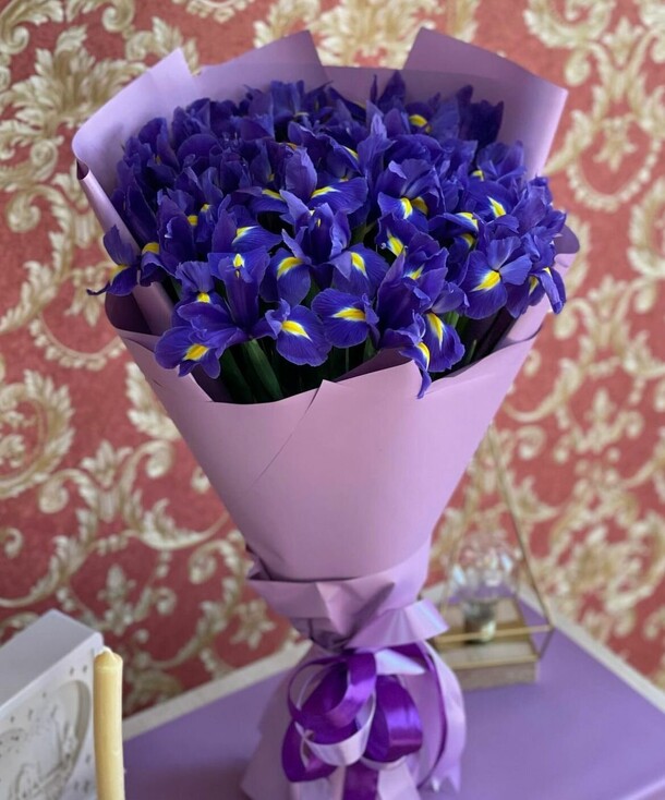 Яркий весенний букет из ирисов 25 шт., артикул F1254580 - 4719 рублей, доставка по городу. Flawery - доставка цветов