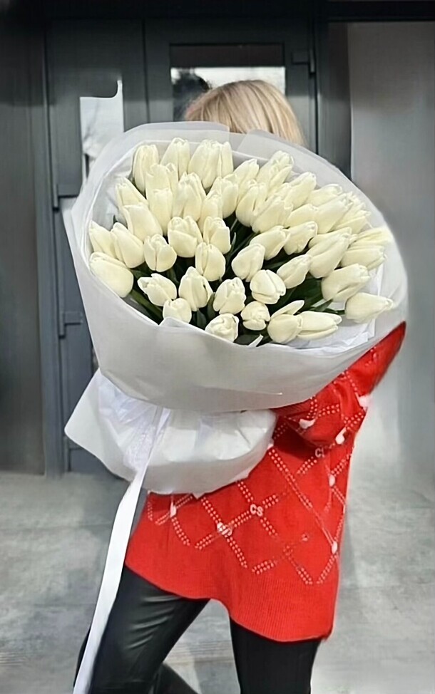 Букет из белых тюльпанов 51 штука, артикул F1258929 - 14883 рублей, доставка по городу. Flawery - доставка цветов