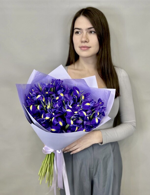 Букет из 51 ириса, артикул F1330053 - 8459 рублей, доставка по городу. Flawery - доставка цветов