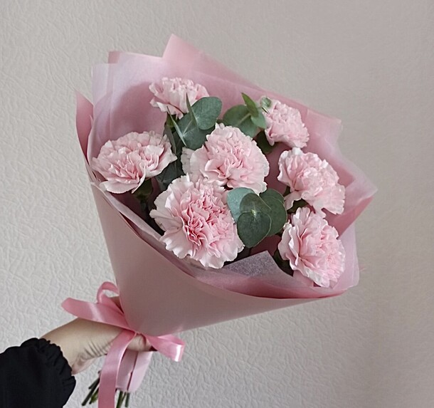 Букет с нежным диантусом и ароматным эвкалиптом, артикул F1344102 - 2400 рублей, доставка по городу. Flawery - доставка цветов