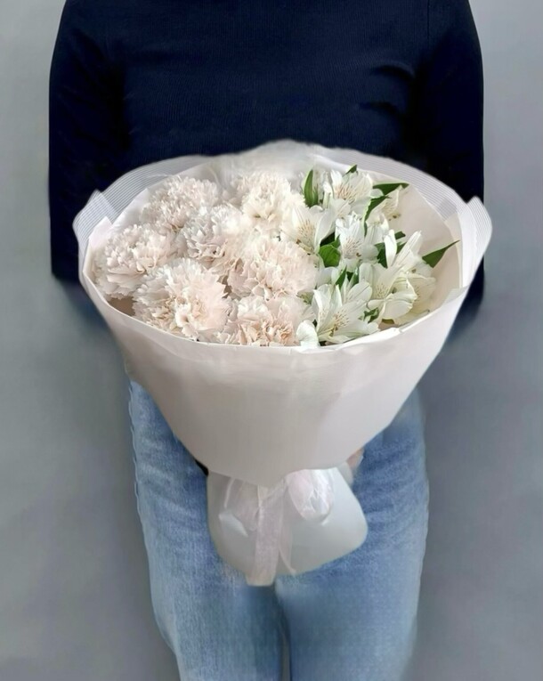 Букет с нежным диантусом и стойкой альстромерией, артикул F1344302 - 3659 рублей, доставка по городу. Flawery - доставка цветов