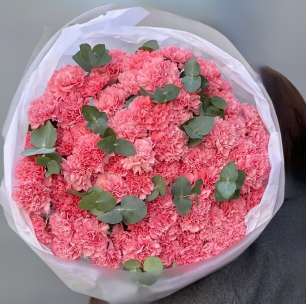 Большой букет воздушного диантуса и ароматного эвкалипта, артикул F1355705 - 14449 рублей, доставка по городу. Flawery - доставка цветов