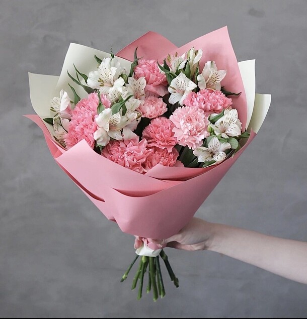 Букет диантусов(гвоздик)и белой альстромерии, артикул F1372557 - 3376 рублей, доставка по городу. Flawery - доставка цветов