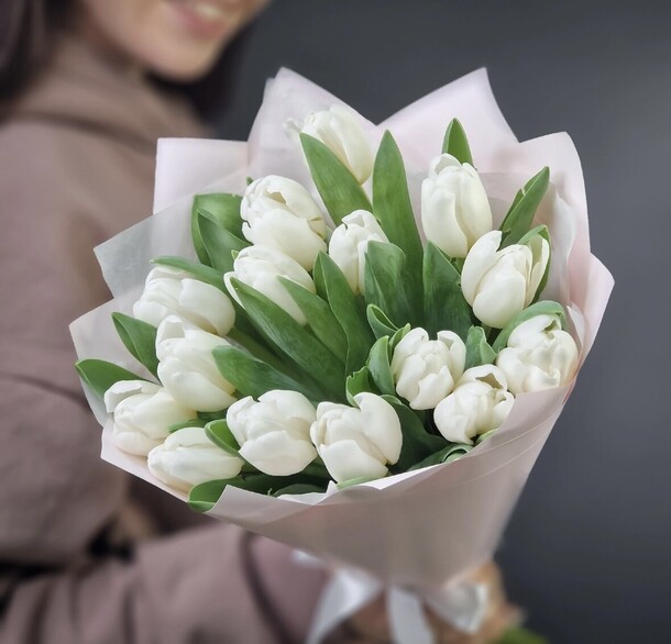 Тюльпаны белые 15 шт, артикул F1386377 - 4509 рублей, доставка по городу. Flawery - доставка цветов