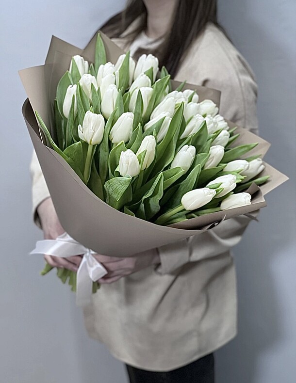 Тюльпаны белые 33 штуки, артикул F1386387 - 9679 рублей, доставка по городу. Flawery - доставка цветов
