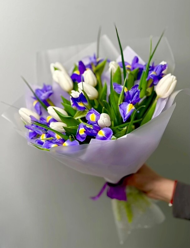 Букет синие ирисы  и белые тюльпаны, артикул F1386482 - 6392 рублей, доставка по городу. Flawery - доставка цветов