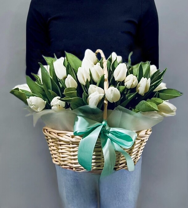 Корзина с белыми тюльпанами, артикул F1386491 - 12539 рублей, доставка по городу. Flawery - доставка цветов