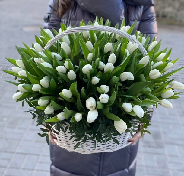 Большая корзина с белыми тюльпанами 101 штука, артикул F1386495 - 32989 рублей, доставка по городу. Flawery - доставка цветов