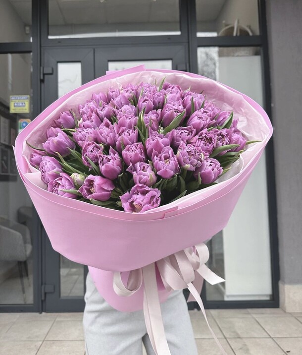 Тюльпаны пионовидные 51 штука, артикул F1386525 - 15399 рублей, доставка по городу. Flawery - доставка цветов