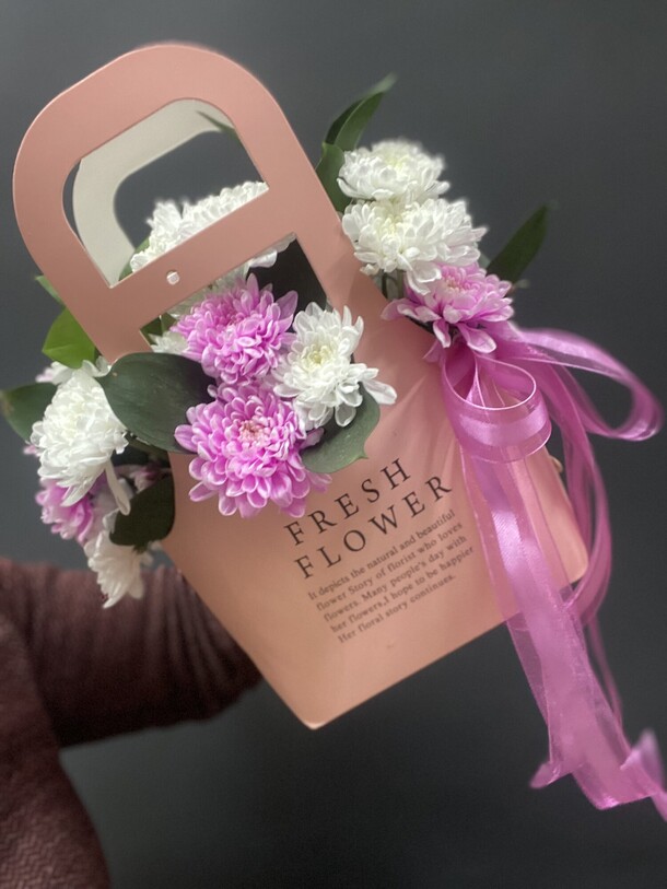 Сумочка с цветами #37, артикул F1267060 - 2990 рублей, доставка по городу. Flawery - доставка цветов