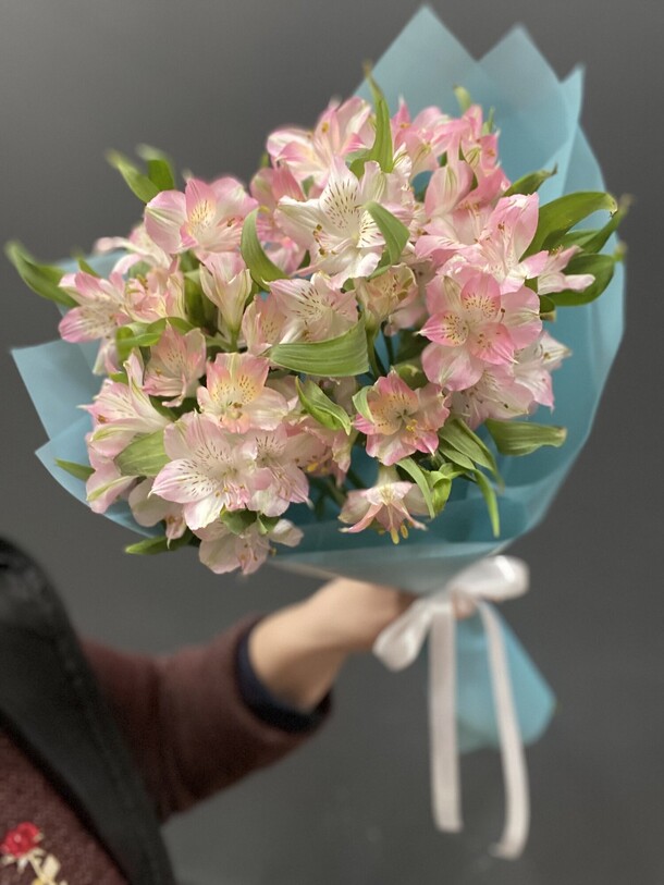 Комплимент из стойкой альстромерии #43, артикул F1269179 - 2900 рублей, доставка по городу. Flawery - доставка цветов