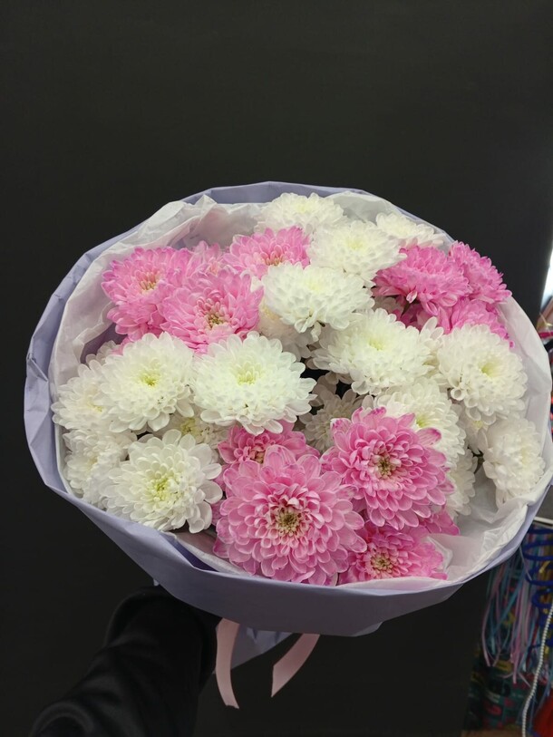 Семь кустовых хризантем в нежном оформлении #45, артикул F1273600 - 4950 рублей, доставка по городу. Flawery - доставка цветов