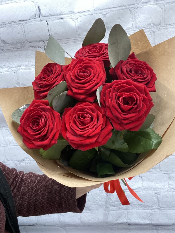 Букет роз с эвкалиптом, артикул F1280020 - 4850 рублей, доставка по городу. Flawery - доставка цветов