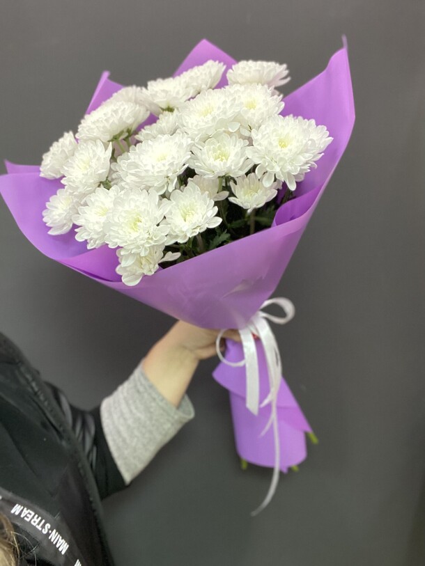 Букет из пять кустовых хризантем, артикул F1289393 - 3590 рублей, доставка по городу. Flawery - доставка цветов