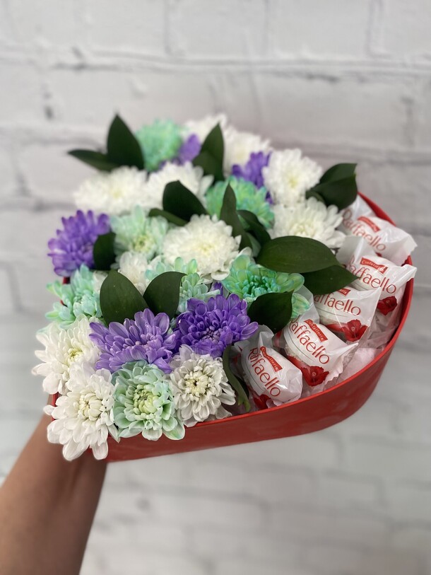 Цветы в коробке сердце #79, артикул F1312017 - 3970 рублей, доставка по городу. Flawery - доставка цветов