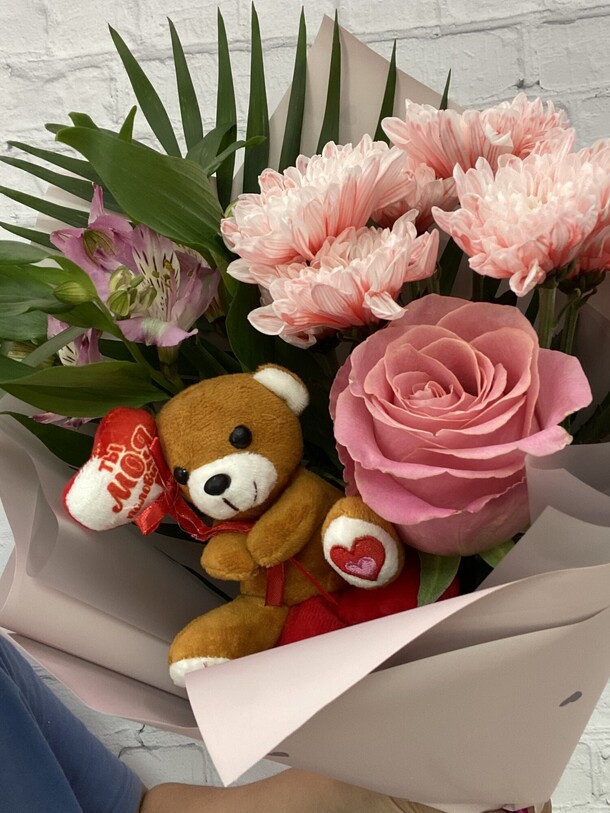 Букет с медведем #80, артикул F1312019 - 3590 рублей, доставка по городу. Flawery - доставка цветов