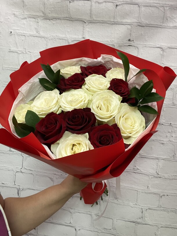 Букет роз #85, артикул F1312047 - 9850 рублей, доставка по городу. Flawery - доставка цветов