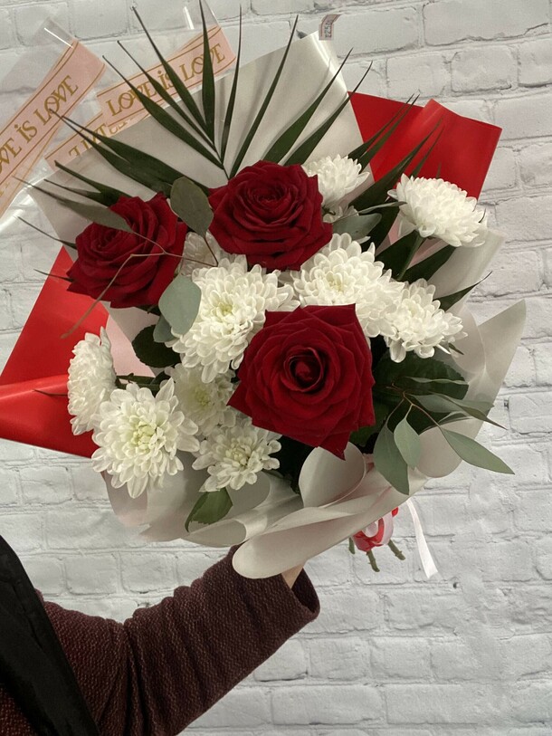 Букет "классика" 888, артикул F1320856 - 4900 рублей, доставка по городу. Flawery - доставка цветов