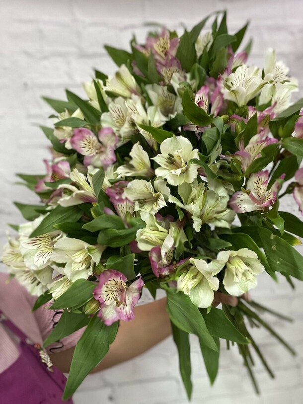 Букет альстромерий, артикул F1320867 - 4900 рублей, доставка по городу. Flawery - доставка цветов