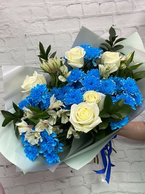 Яркий букет "синева", артикул F1320869 - 9500 рублей, доставка по городу. Flawery - доставка цветов