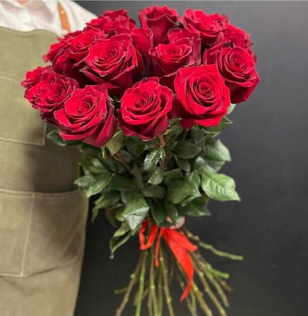 17 красных роз, артикул F1320880 - 12950 рублей, доставка по городу. Flawery - доставка цветов