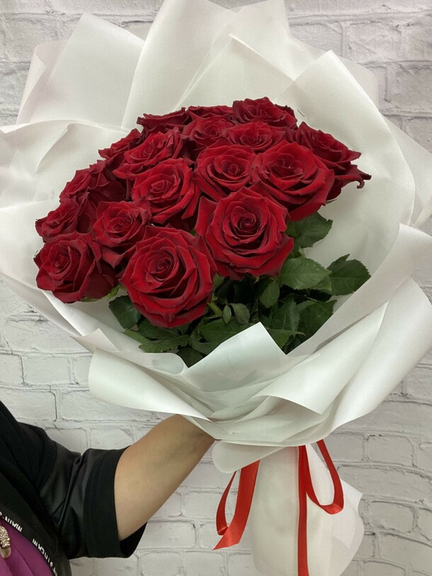 17 прекрасных роз, артикул F1320981 - 12700 рублей, доставка по городу. Flawery - доставка цветов