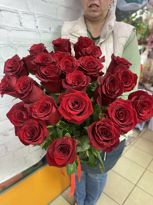 21 красная роза 80см, артикул F1321034 - 15500 рублей, доставка по городу. Flawery - доставка цветов