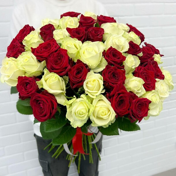 51 роза, артикул F1324597 - 38550 рублей, доставка по городу. Flawery - доставка цветов