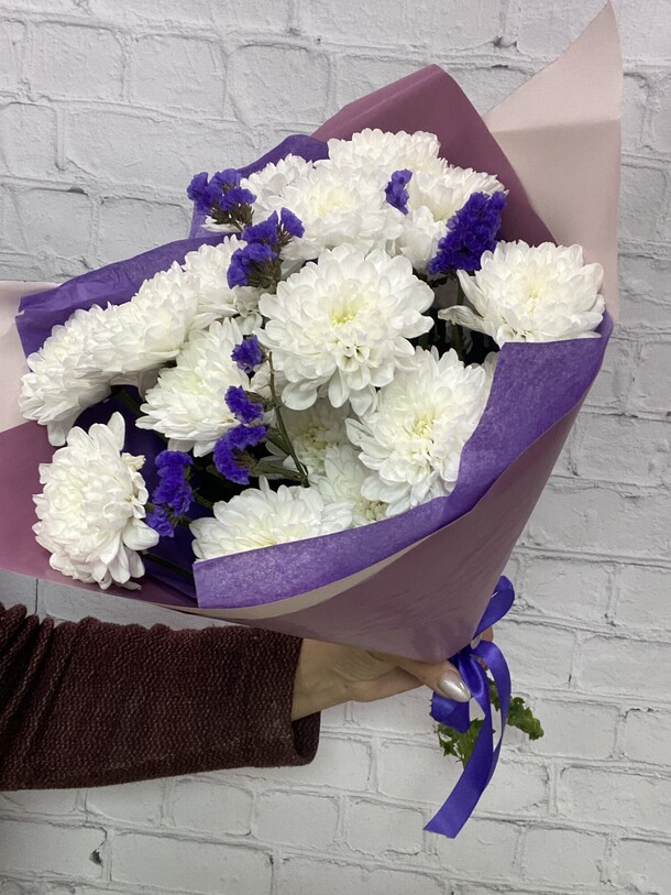 Хризантемы и лавандовая статица, артикул F1330652 - 2600 рублей, доставка по городу. Flawery - доставка цветов