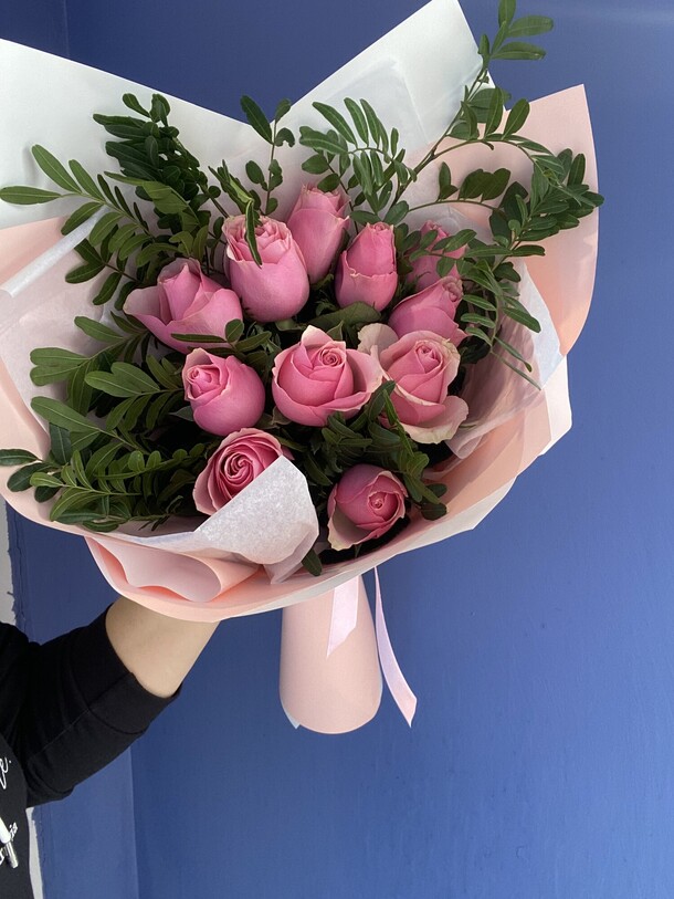 Букет розовых роз с зеленью, артикул F1370139 - 3600 рублей, доставка по городу. Flawery - доставка цветов
